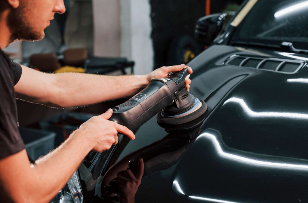 polieren der Motorhaube