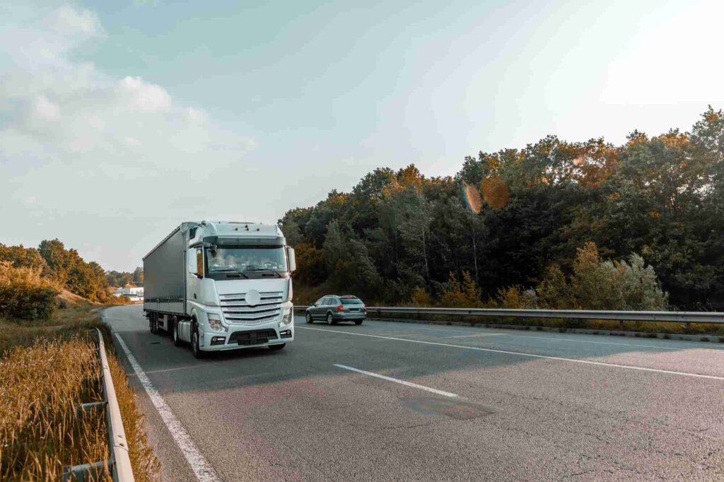 lkw auf einer Straße am fahren