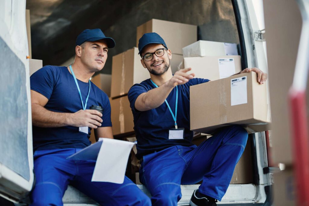 Arbeiter auf der Ladefläche