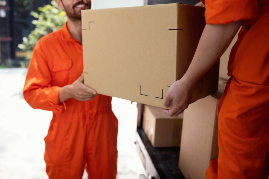 Kartons werden getragen