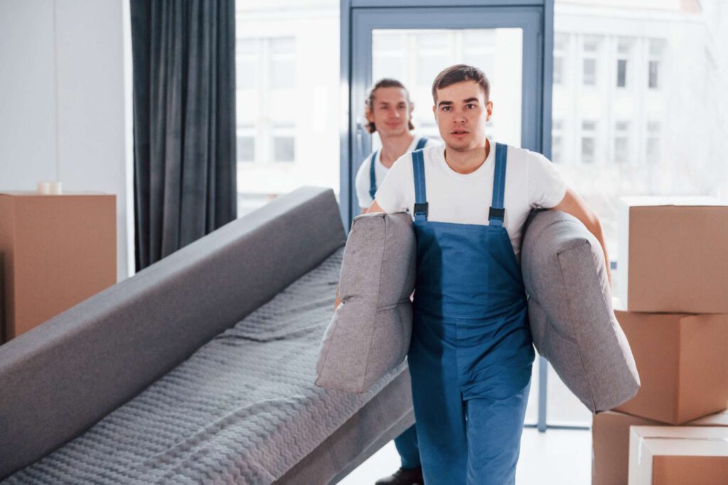 SOFA WIRD WEG GETRAGEN
