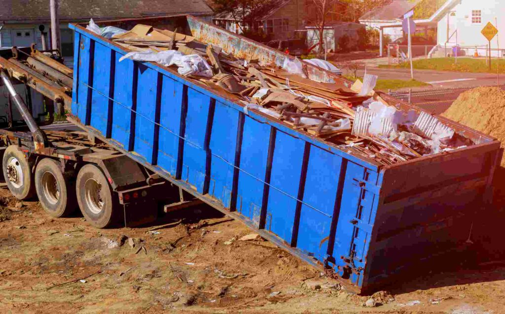 blauer Container voll mit Sperrmüll